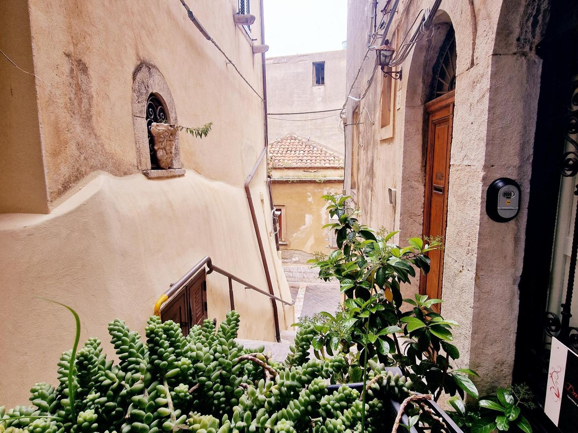 Donna Rosa - Main Avenue * Taormina